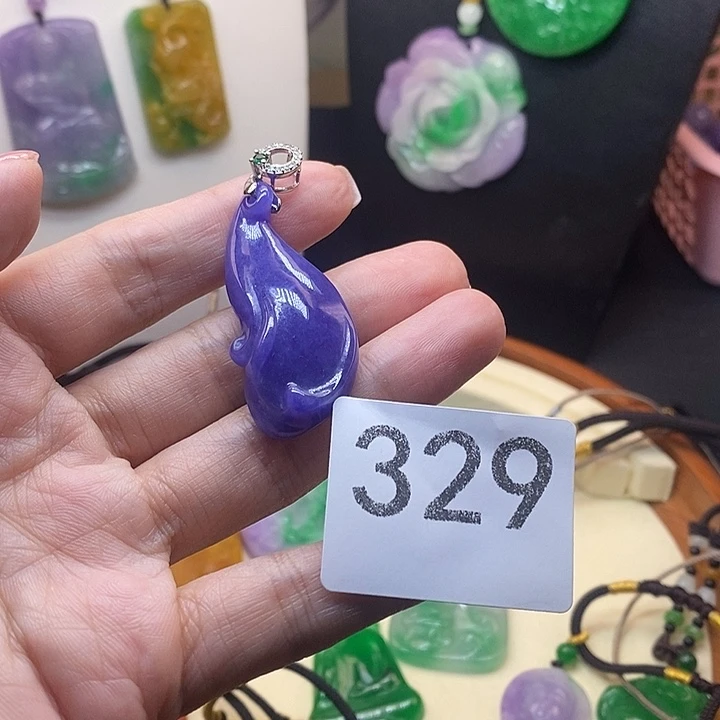 翡翠未镶嵌吊坠(赠链)