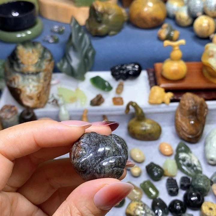 未镶嵌岫岩河磨玉（透闪石质玉）挂件