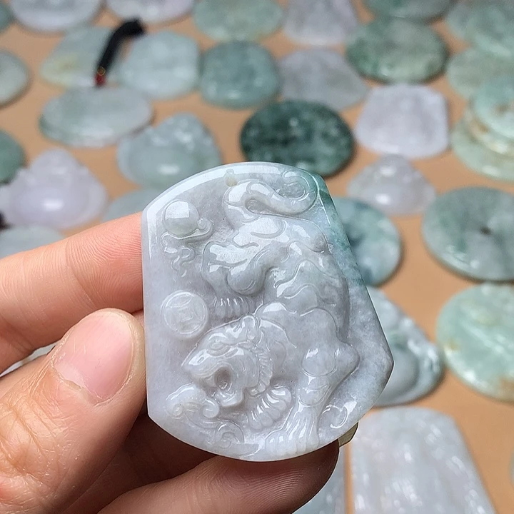 翡翠未镶嵌颈饰老虎