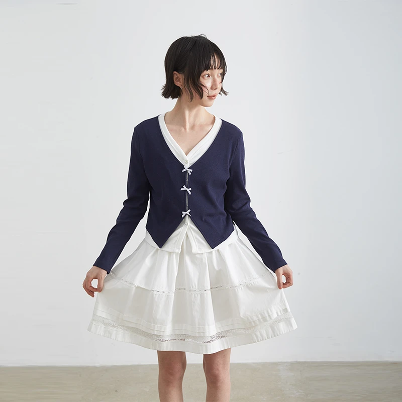 ABOUT PASSION · 撞色V领蝴蝶结长袖衫Y2763F