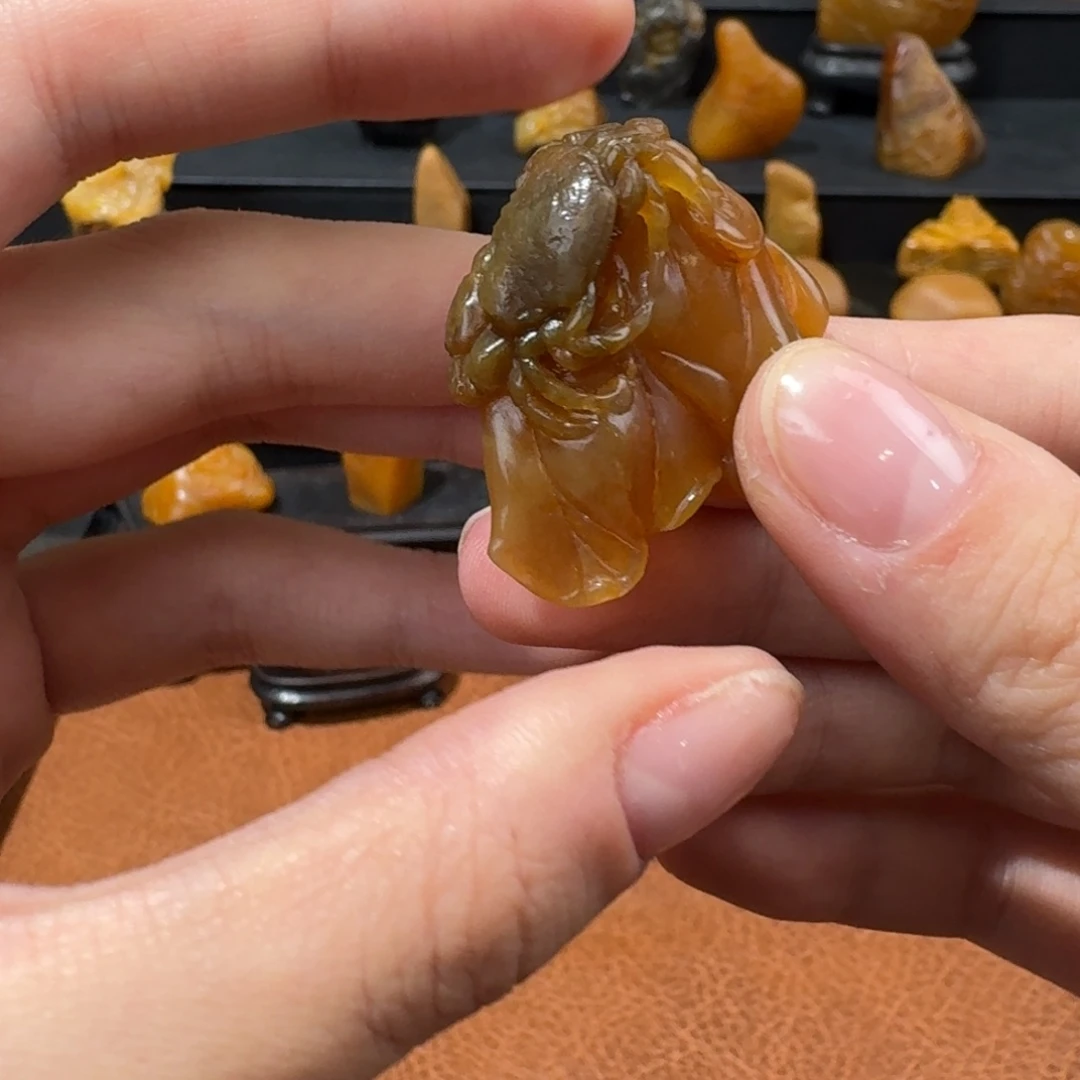 寿山石印石8.8克乌鸦皮田黄石摆件