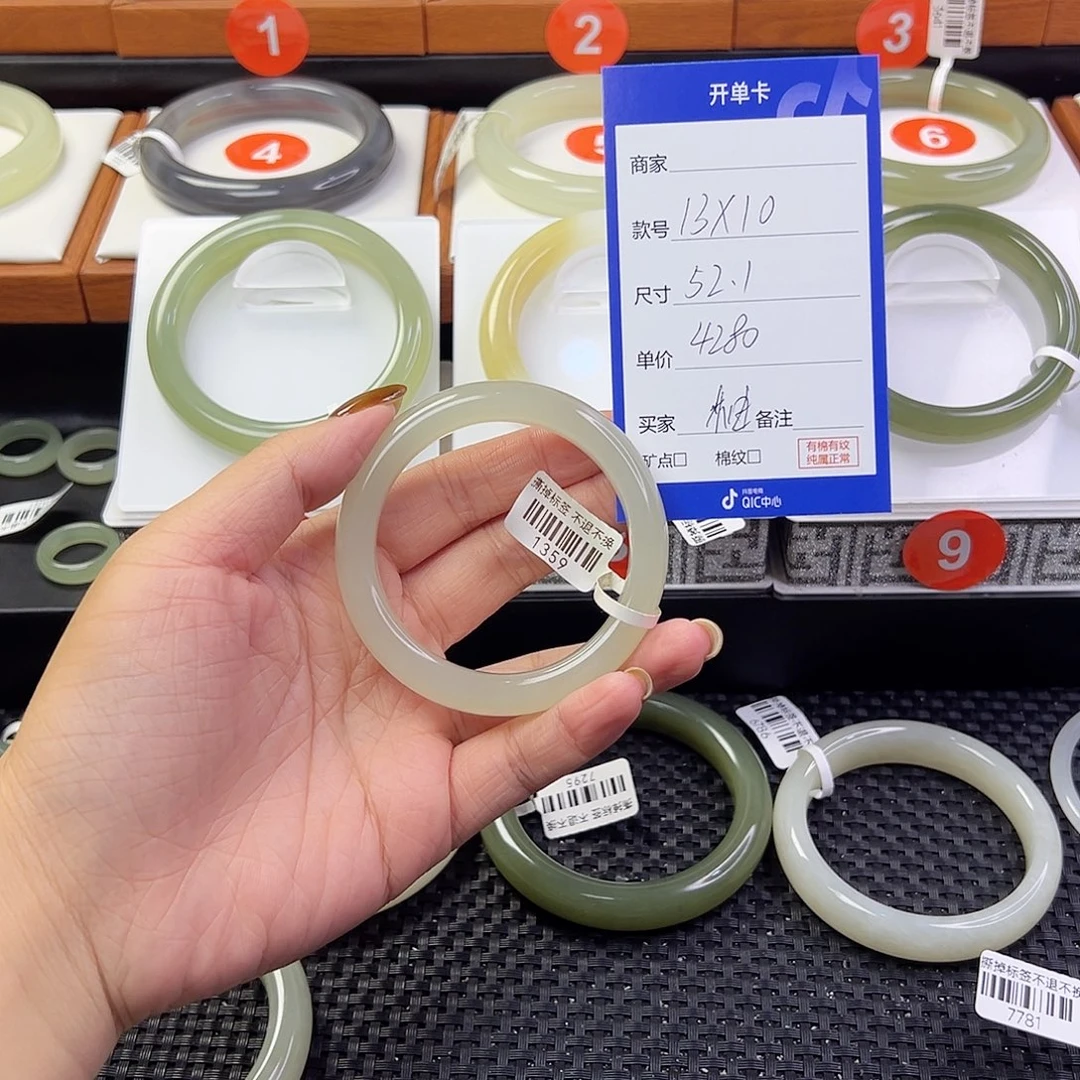 柚***子和田玉未镶嵌手镯