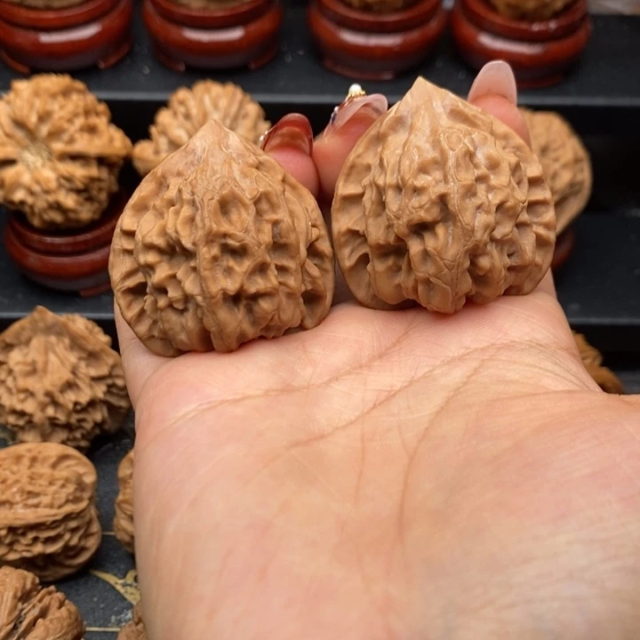 文玩核桃吊坠秦岭野生公子帽38修尖