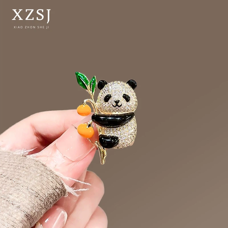 铜锆石胸针 柿柿如意小熊猫胸花高档女防走光扣轻奢别针国风配饰
