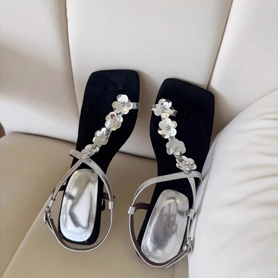 江心白新款高级感一字带花朵方头气质时尚凉鞋女简约精致罗马鞋