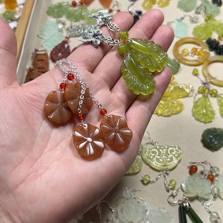 蛇纹石玉合金吊坠