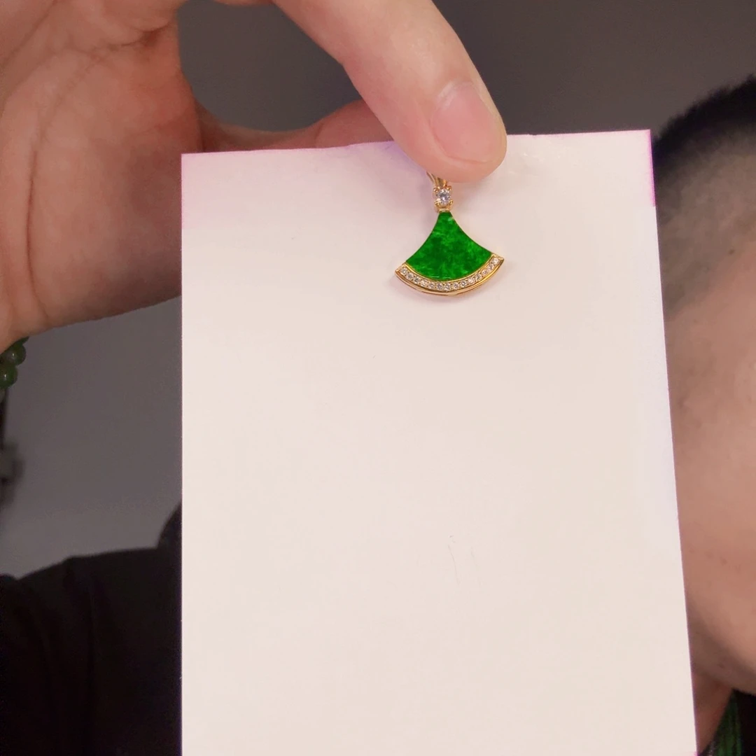 翡翠未镶嵌颈饰一件