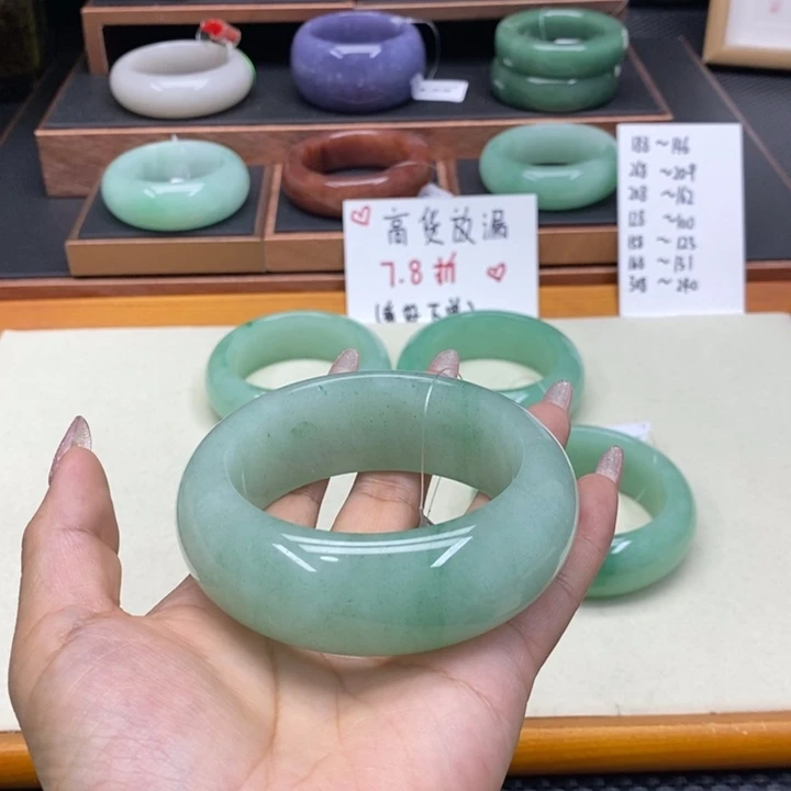 叶***儿石英质玉未镶嵌手镯