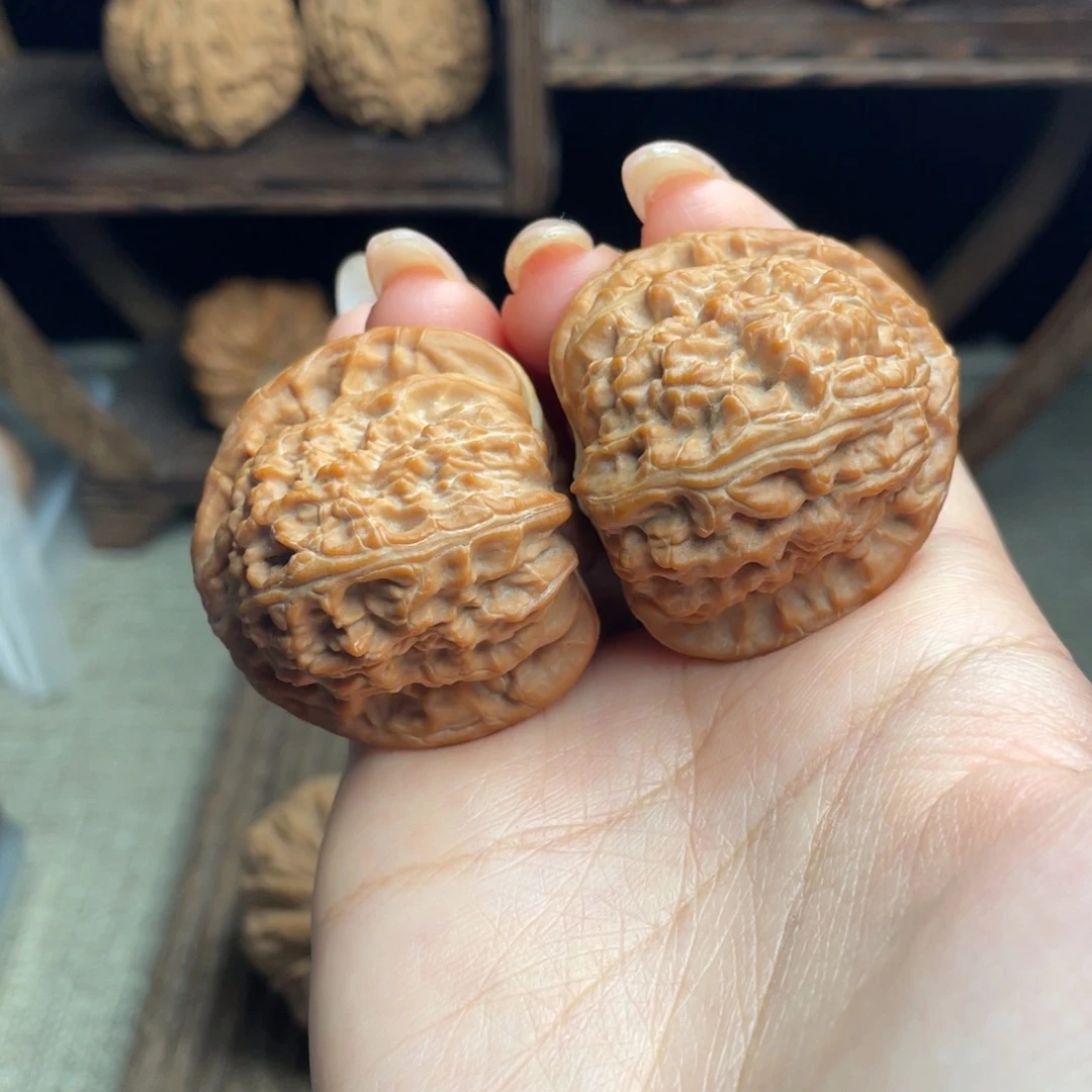 亮***哥文玩核桃吊坠三角白39