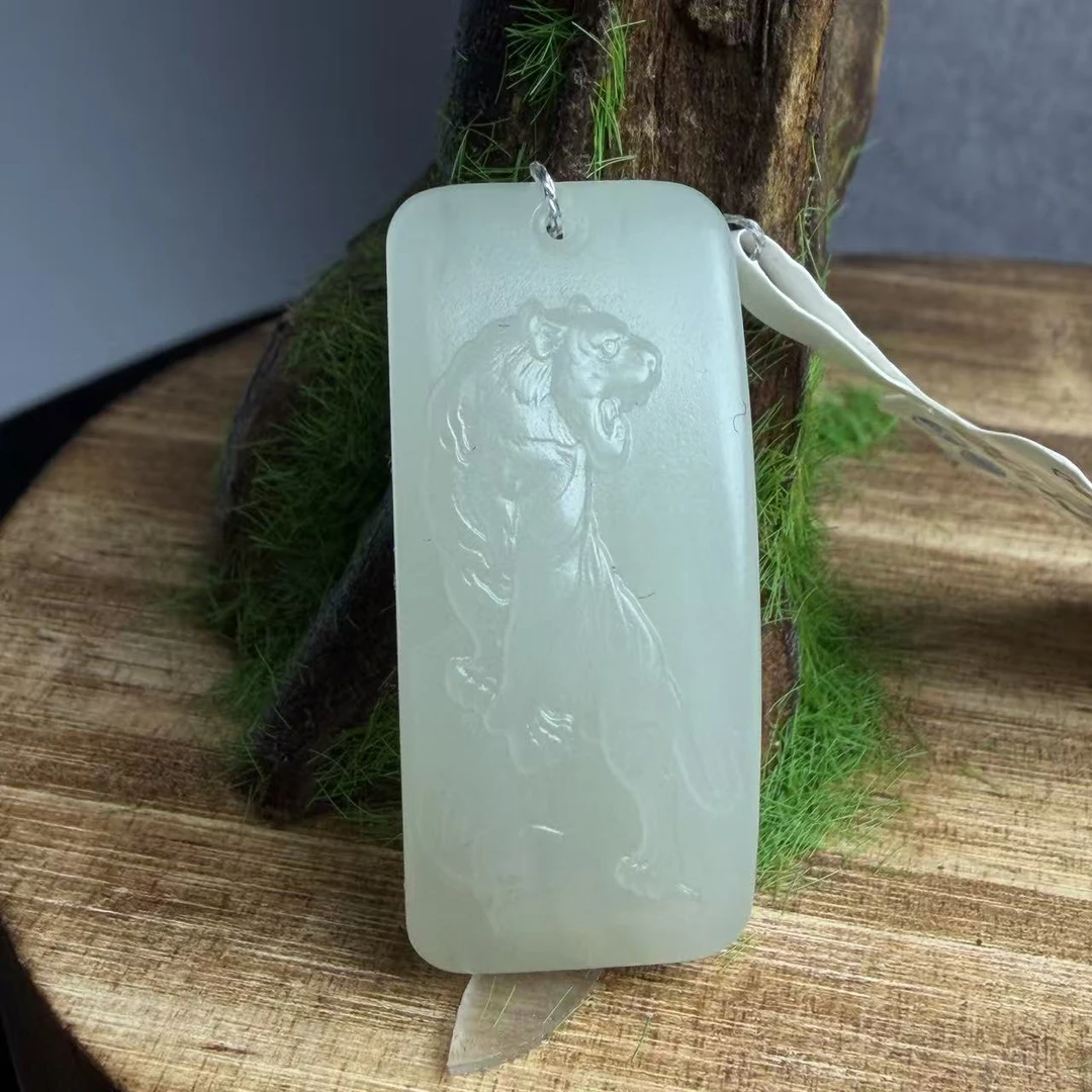 上山虎挂件和田玉D026