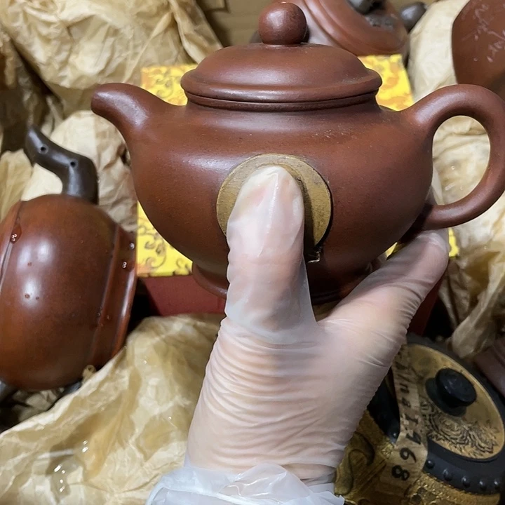 紫砂茶壶原矿泥料，手工制作一把紫砂壶。