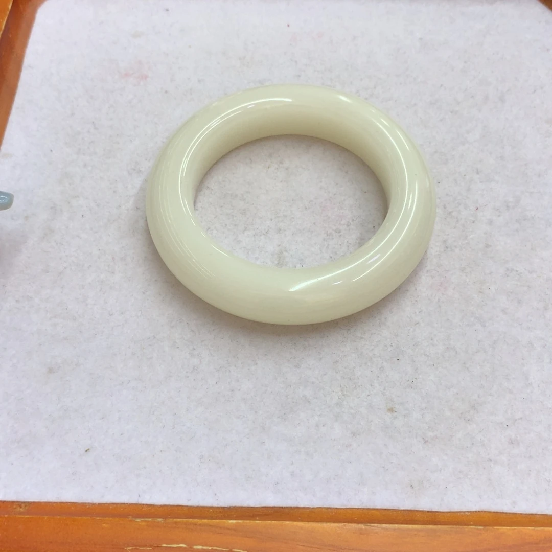 未镶嵌手镯石英质玉