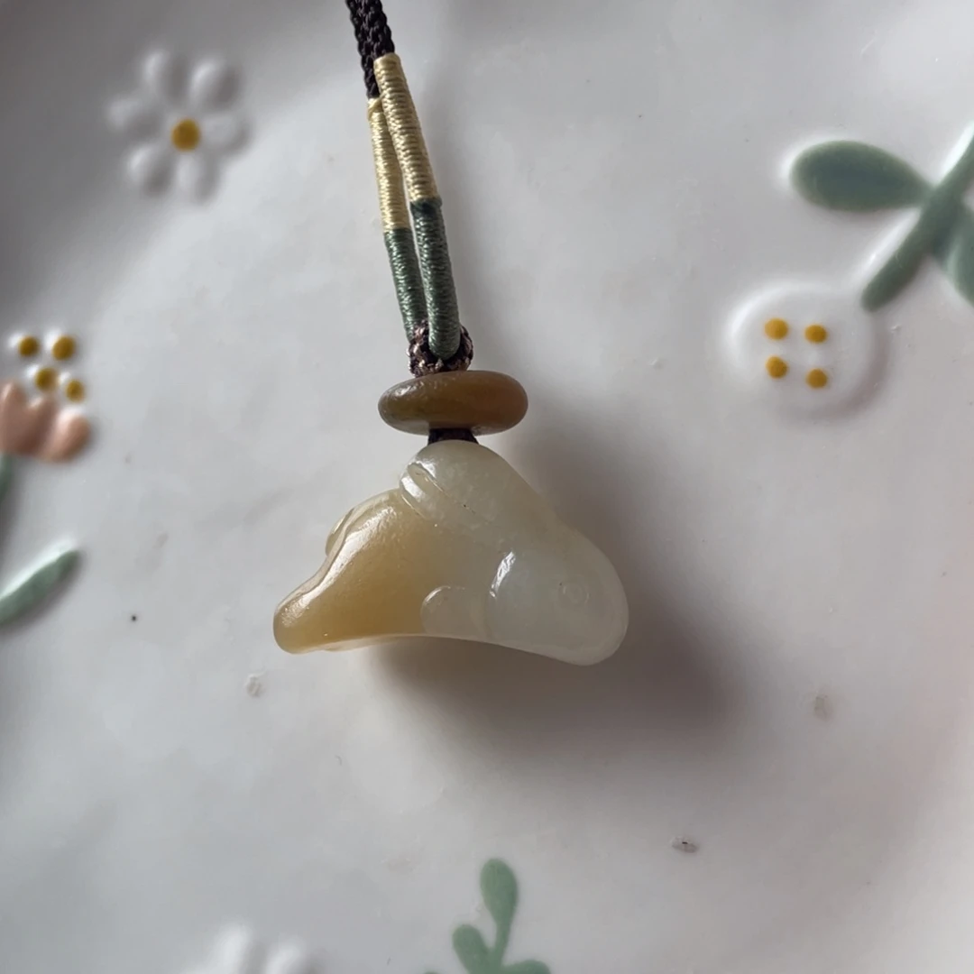 和田玉未镶嵌颈饰兔