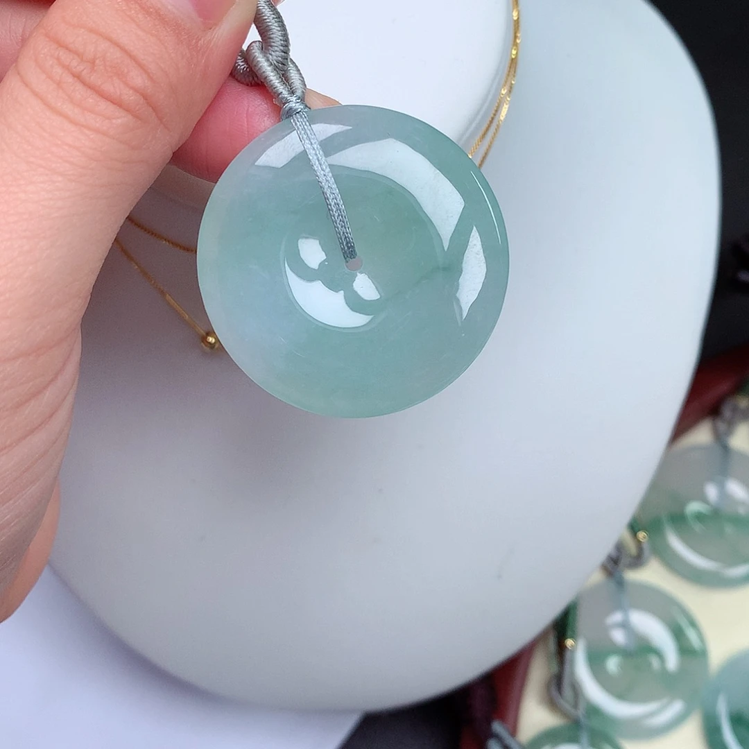 翡翠颈饰未镶嵌平安扣