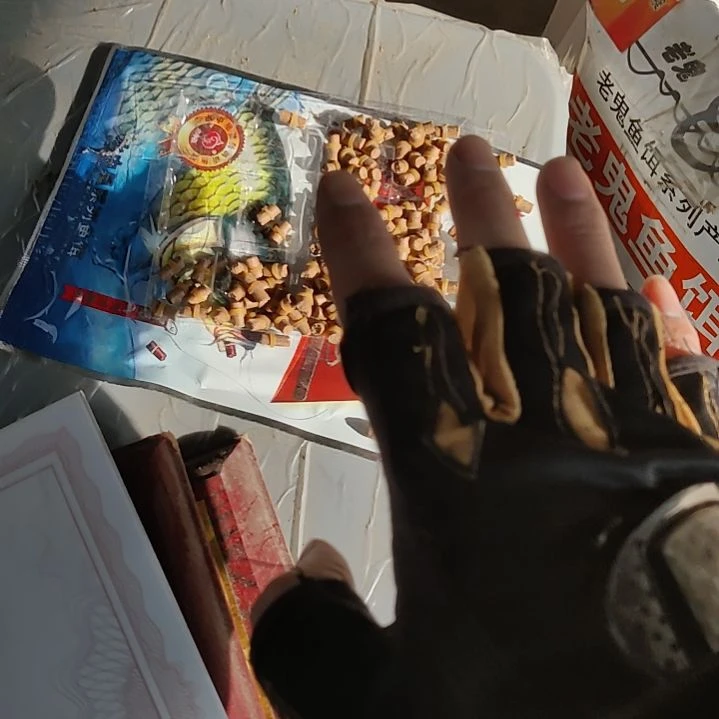 鲫皮筋颗粒发5包水中星