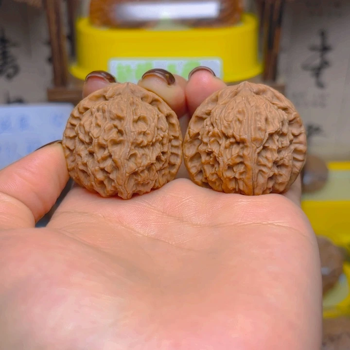 文玩核桃吊坠白狮子