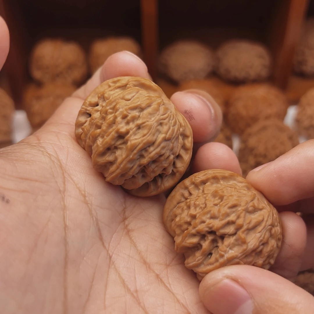 文玩核桃吊坠38尺磨盘有点黄