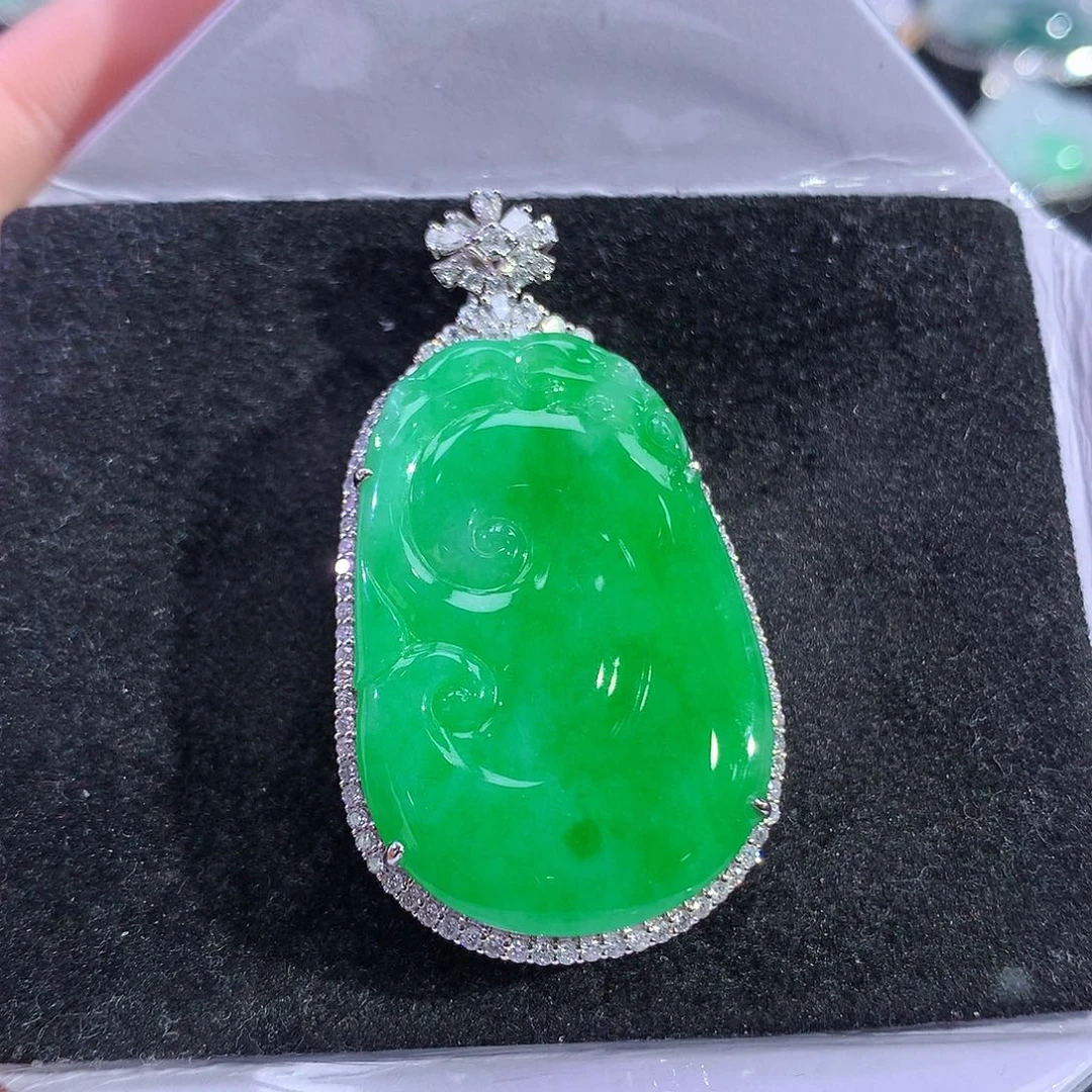 翡翠18K金镶嵌吊坠(赠链)