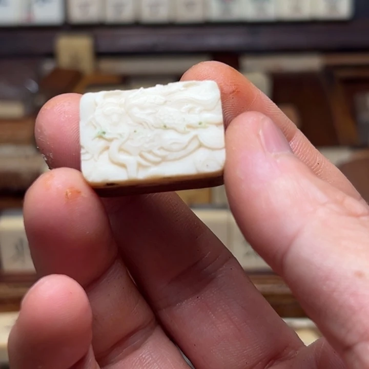 K***o实心竹雕刻手把件