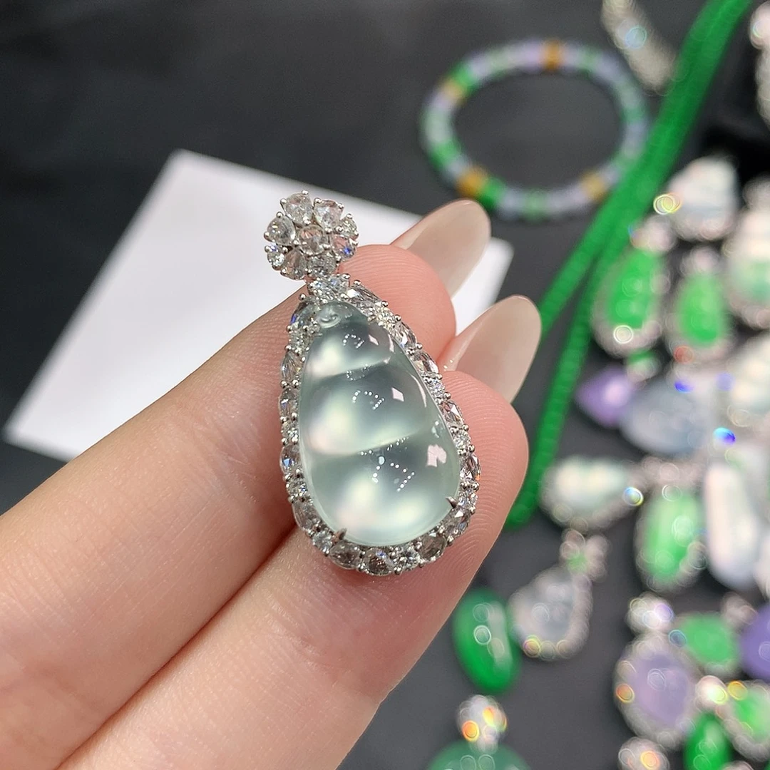 翡翠18K金镶嵌颈饰玻璃种晴底起黑钢豆子 48小时鉴赏期