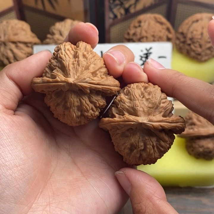 空***~文玩核桃吊坠43全白狮子 692