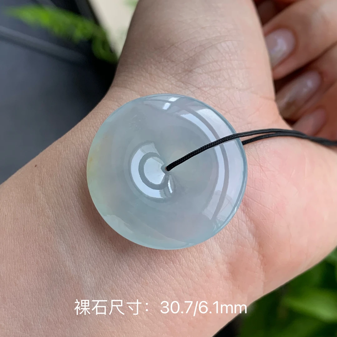 翡翠颈饰正冰起胶底子干净细腻形体大气饱满翡翠蓝底洒金平安扣