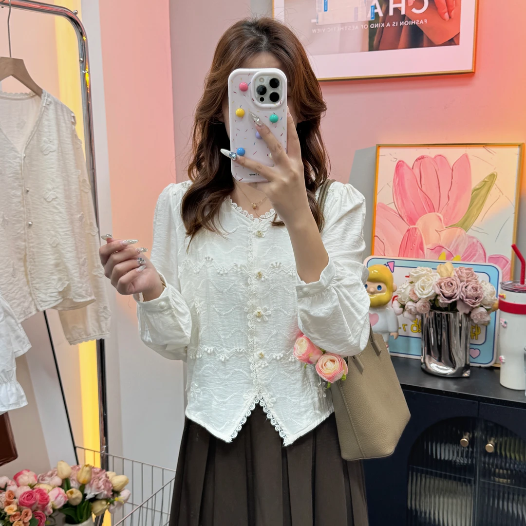 温柔风花边V领衬衫女2025年春季新款长袖简约刺绣花朵上衣女7002#