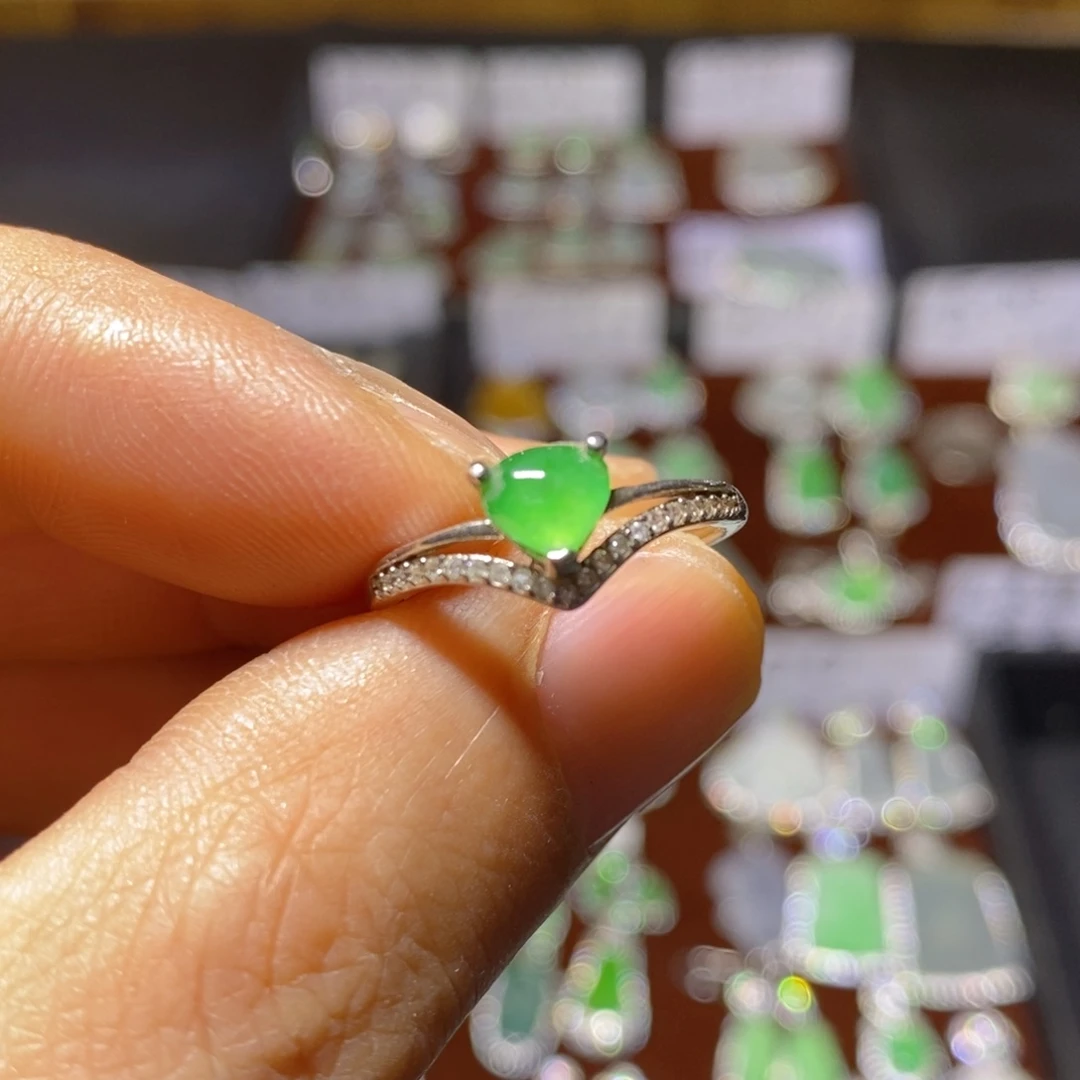 翡翠戒指银S925镶嵌冰果阳桃心戒指