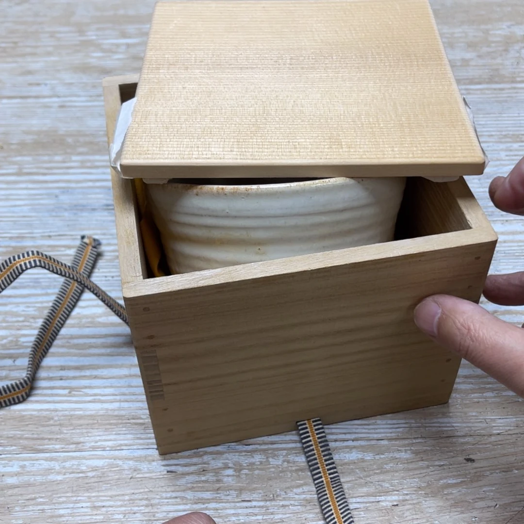 瓷片栩*密密麻麻地排列着