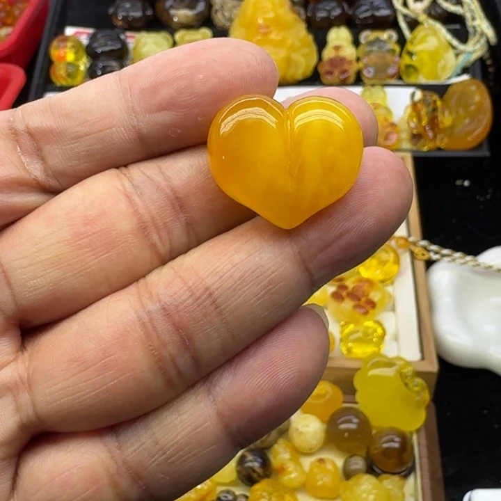 蜜蜡未镶嵌颈饰鸡油红小屁桃