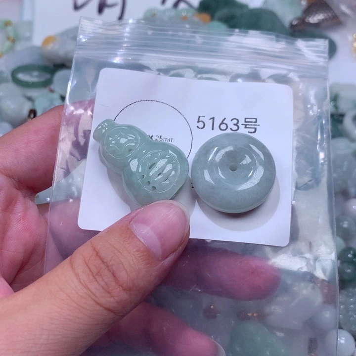 翡翠未镶嵌颈饰挂件