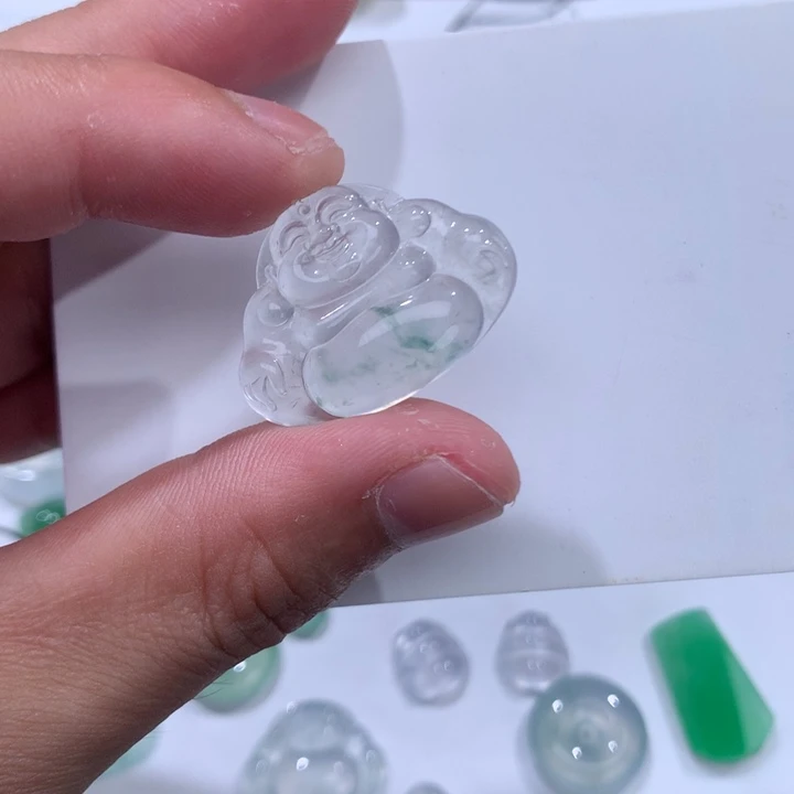翡翠未镶嵌颈饰佛公