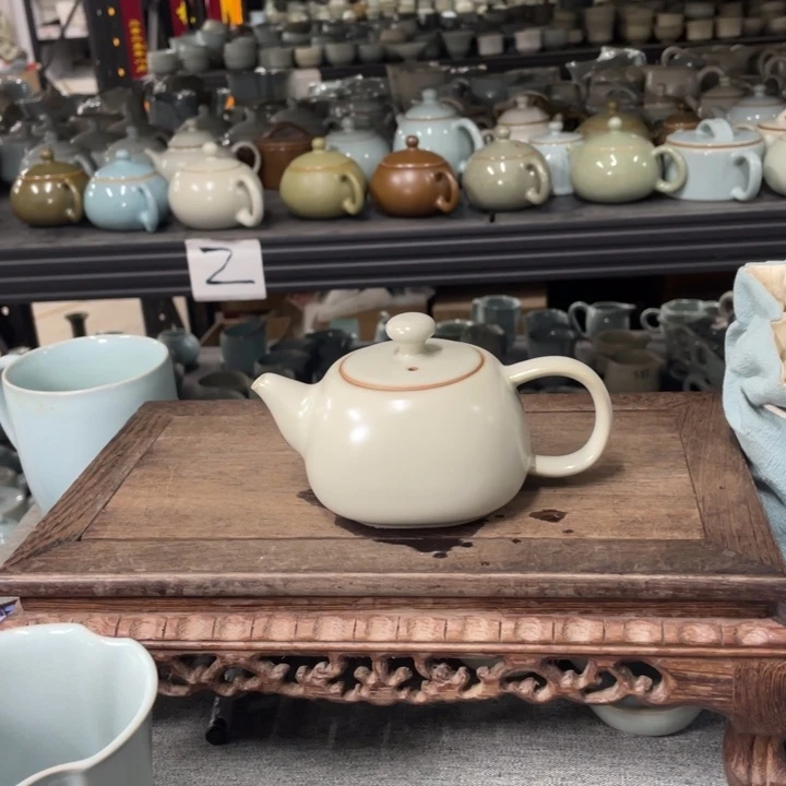 摆件月白釉柿圆壶