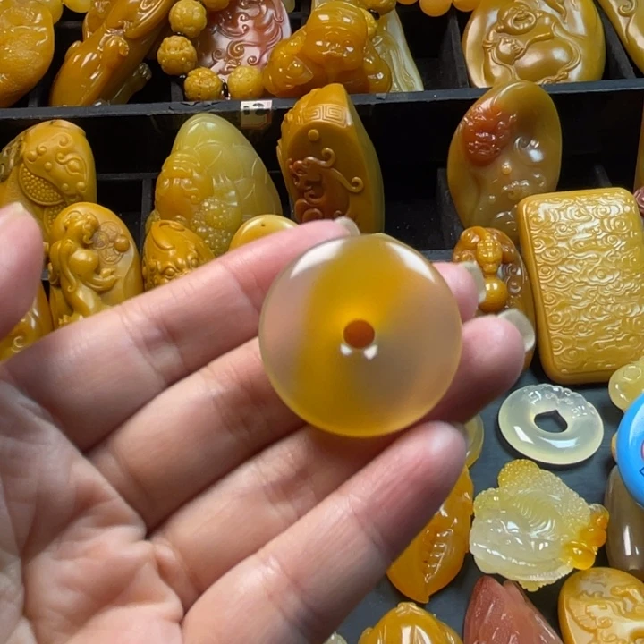 點***缀石英质玉未镶嵌颈饰