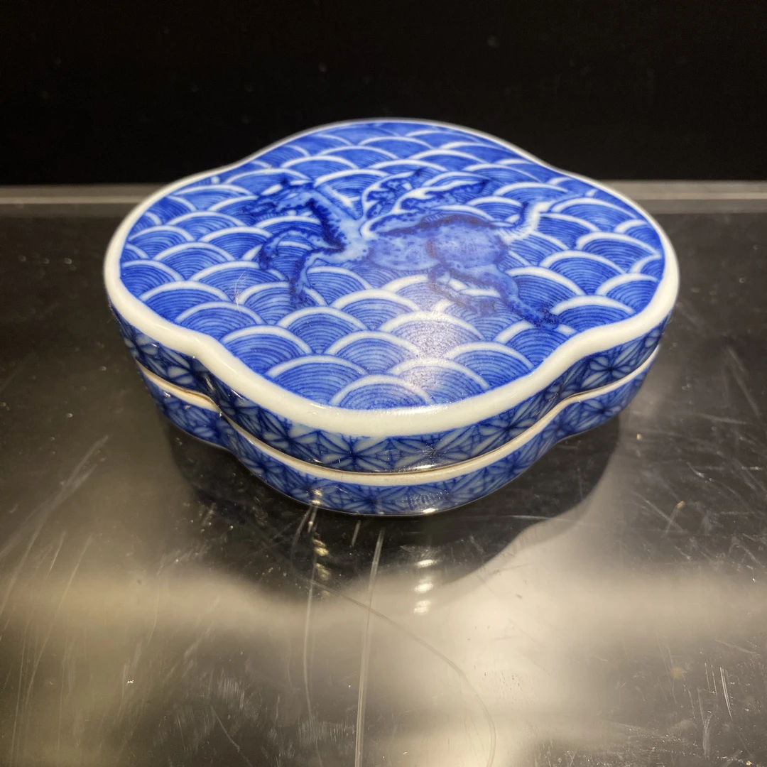 清乾隆款 青花留白海兽纹印泥盒