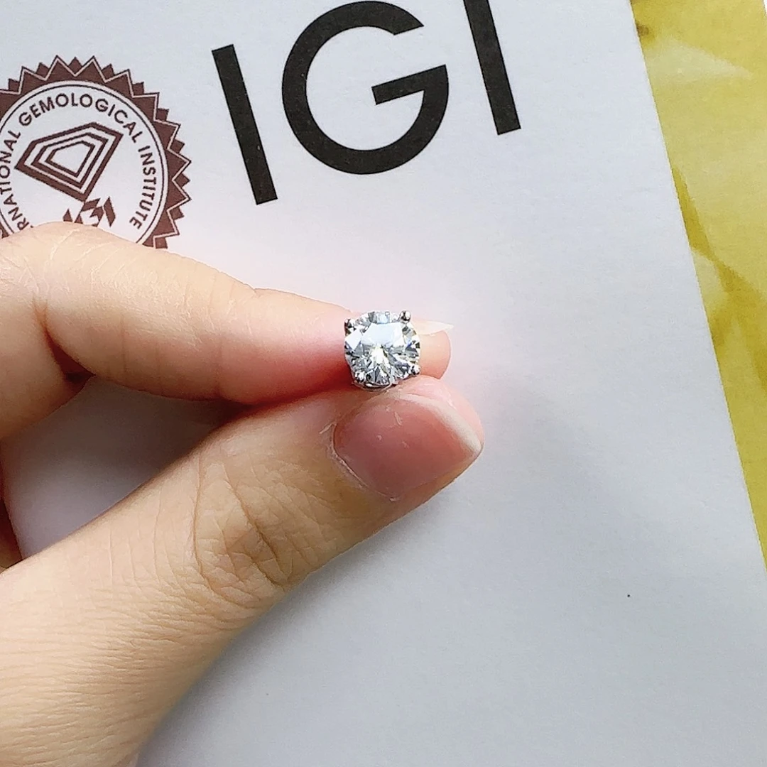 实验室培育钻石18K金镶嵌d，vvs，1ct