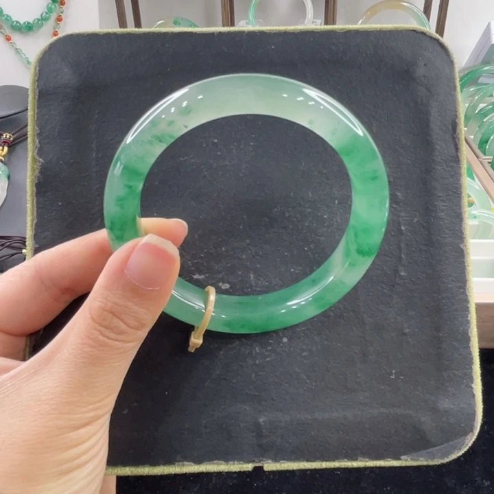 未镶嵌手镯石英质玉（非洲翠）