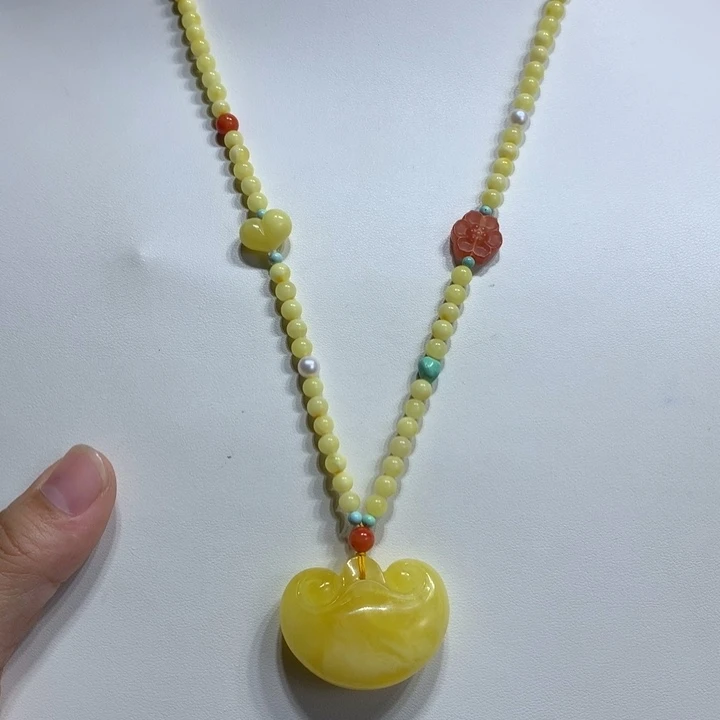 大***刘蜜蜡颈饰未镶嵌如意