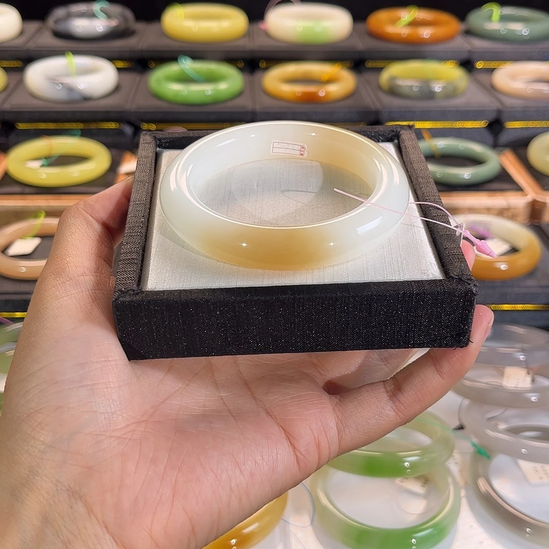 和田玉未镶嵌手镯糖白