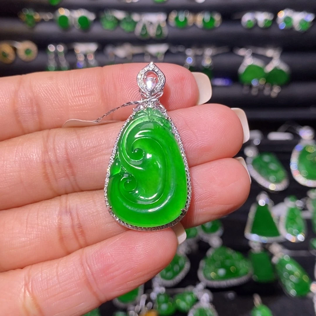 颈饰18K金镶嵌翡翠如意吊坠