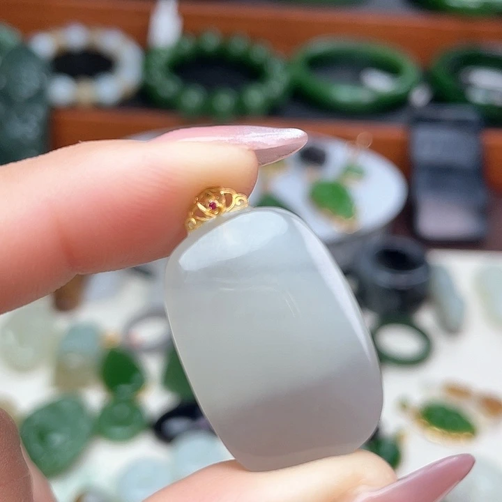 和田玉颈饰18K金镶嵌