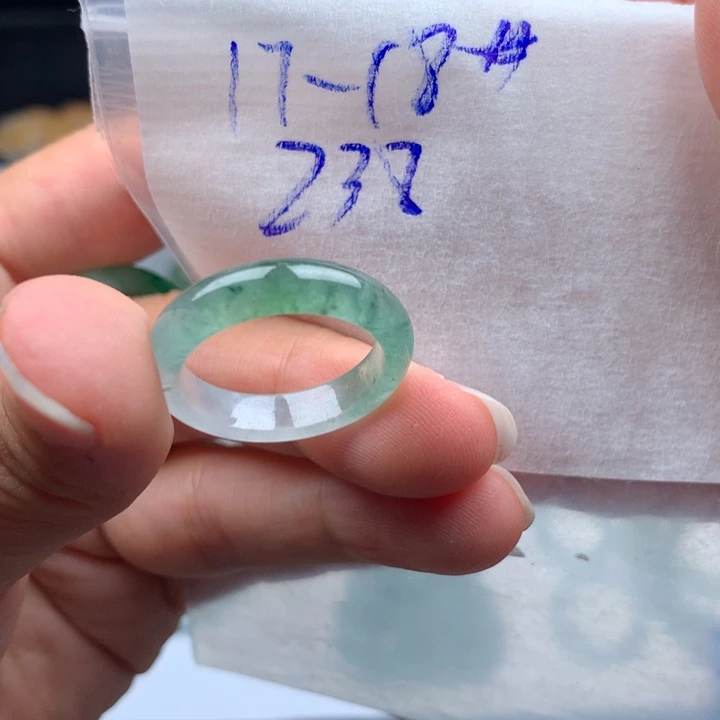 那***海未镶嵌戒指翡翠戒圈