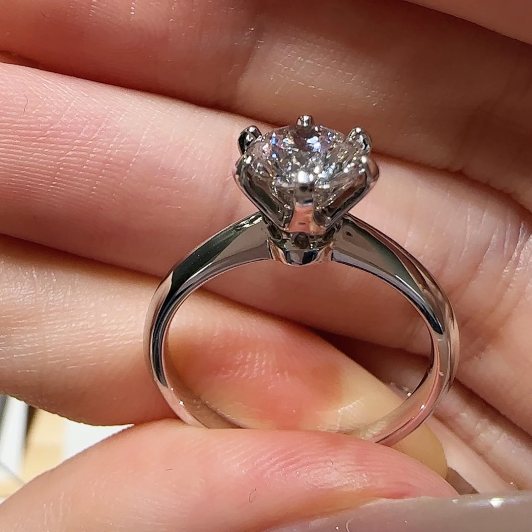 实验室培育钻石铂Pt950镶嵌一克拉经典六爪