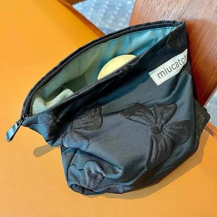 蝴蝶结纯黑高贵暗纹韩公主化妆包高冷精致旅行便携拉链收纳大容量