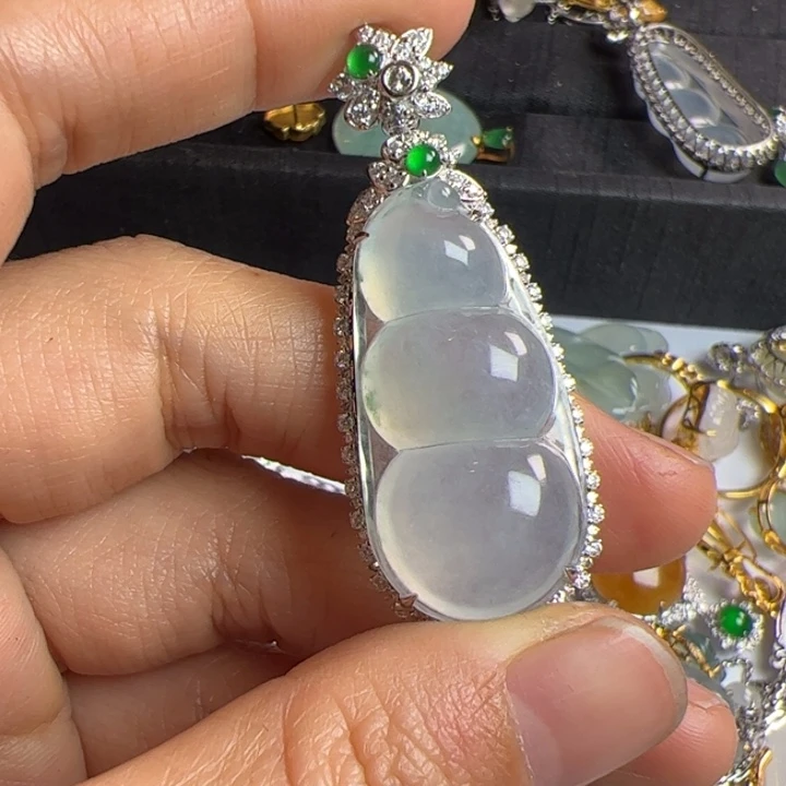 翡翠吊坠(不含链)18K金镶嵌翡翠吊坠项链