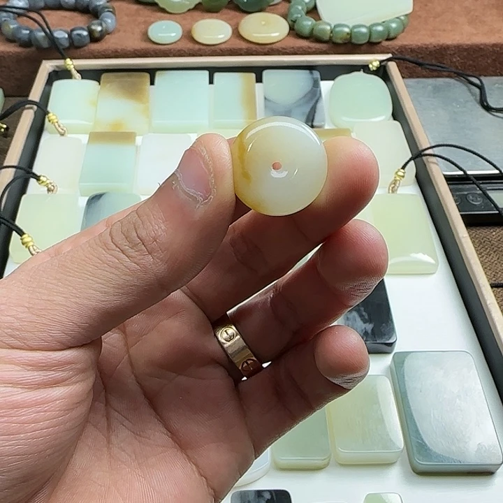 和田玉颈饰未镶嵌用****2