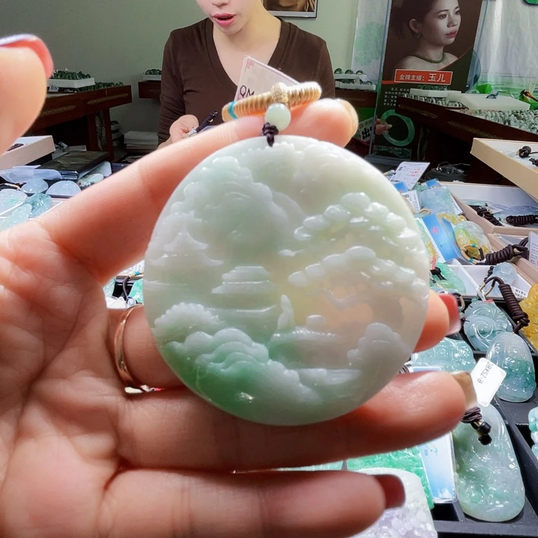 翡翠未镶嵌颈饰一个