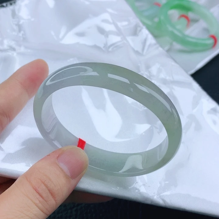 翡翠手镯（贵妃镯）未镶嵌54浅绿贵妃手镯