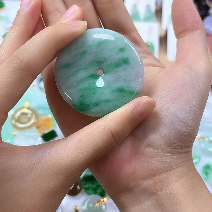 翡翠未镶嵌颈饰飘绿大平安扣