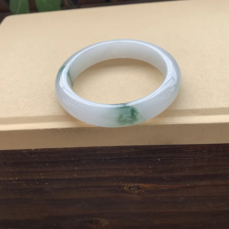 ，冰透清爽飘花手镯，特价7980圈口55.6-12.1-8.6，天然翡翠缅A小纹